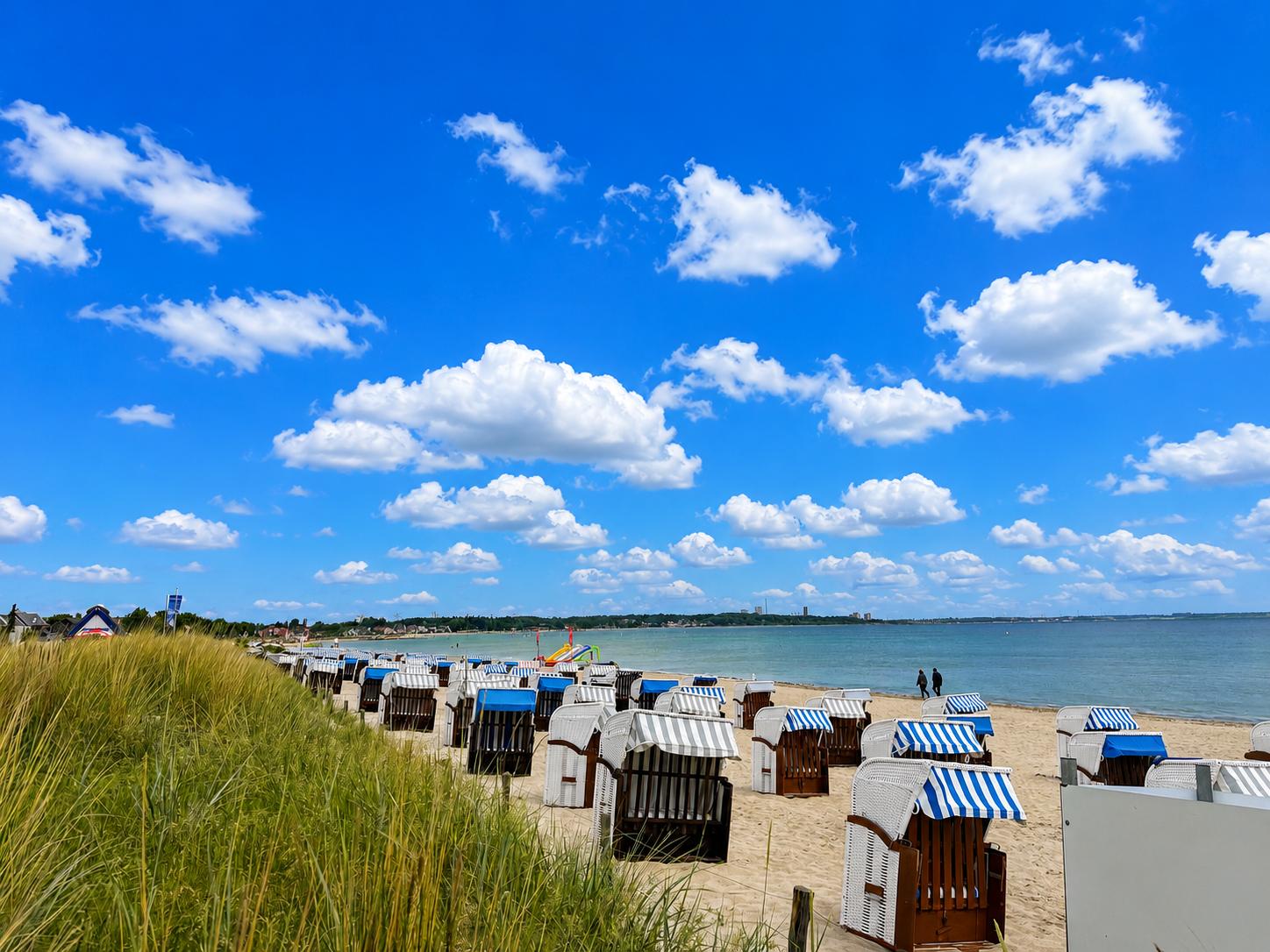 Strand mit Strandkörben und Meerblick